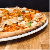 tomatensaus, kaas, kip, champignons, paprika, ui